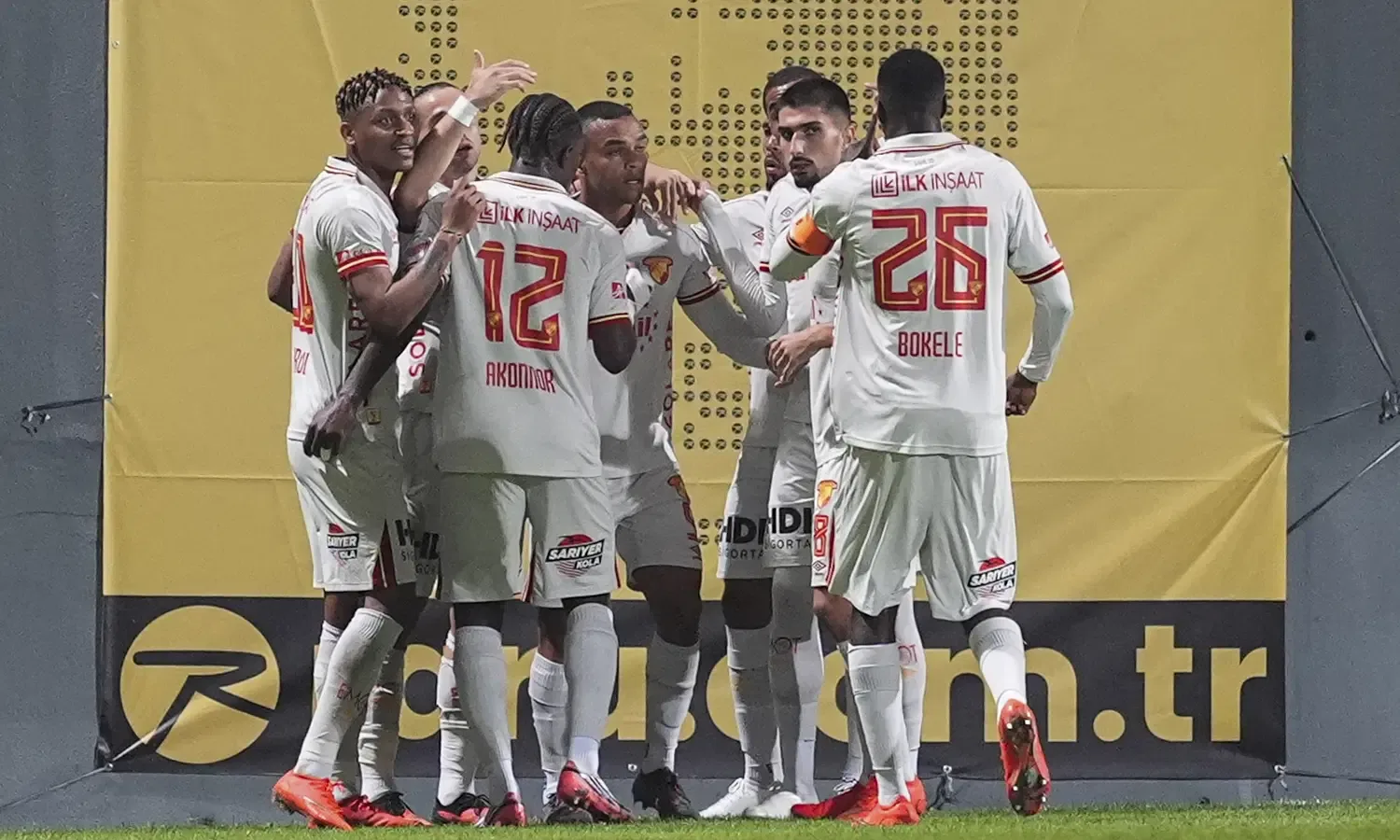 Göztepe, 10 kişi kalan Eyüpspor'u 4-0 yendi; Henrique hat-trick yaptı