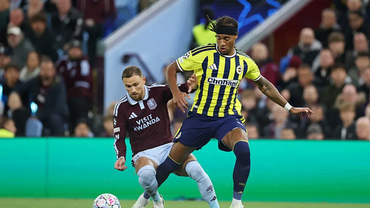 Fenerbahçe, Aston Villa maçında Archie Brown’un yerde kaldığı pozisyonda penaltı bekledi