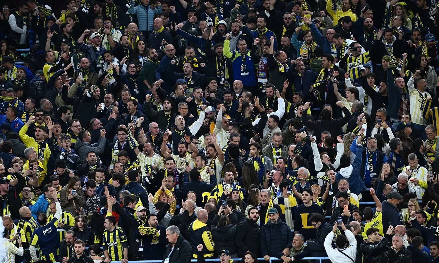 Fenerbahçe, İngiltere’de gözaltına alınan taraftarların serbest bırakılması için girişimlerini sürdürüyor