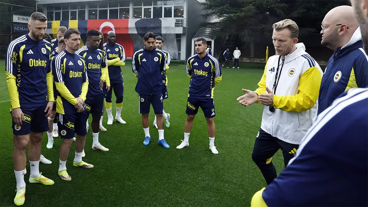 Dirk Kuyt antrenman öncesi takımla toplantı gerçekleştirdi