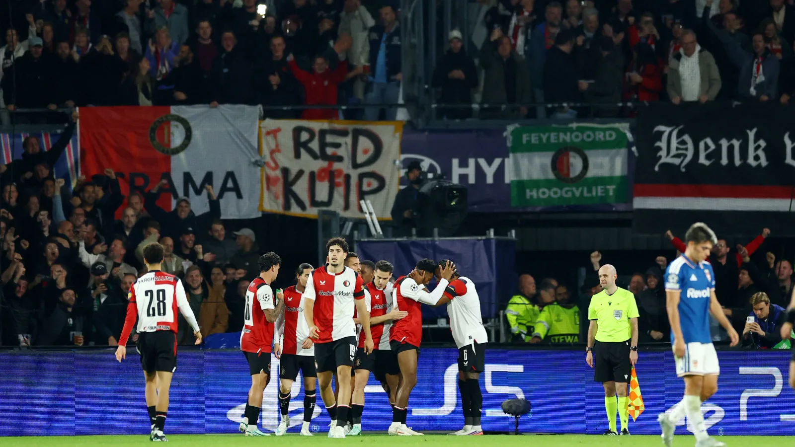 Feyenoord, Como’yu 3-2 yenerek Şampiyonlar Ligi’nde 3 puana ulaştı