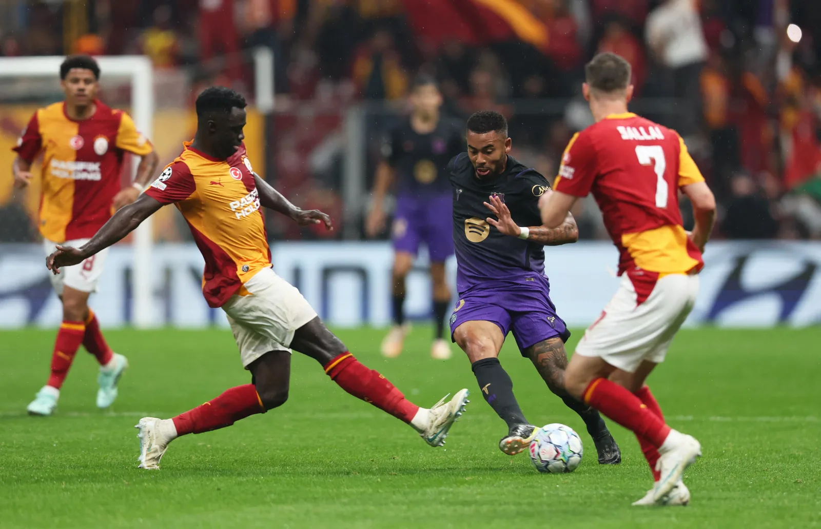 Galatasaray, Şampiyonlar Ligi’nde Barcelona’ya 4-1 yenildi