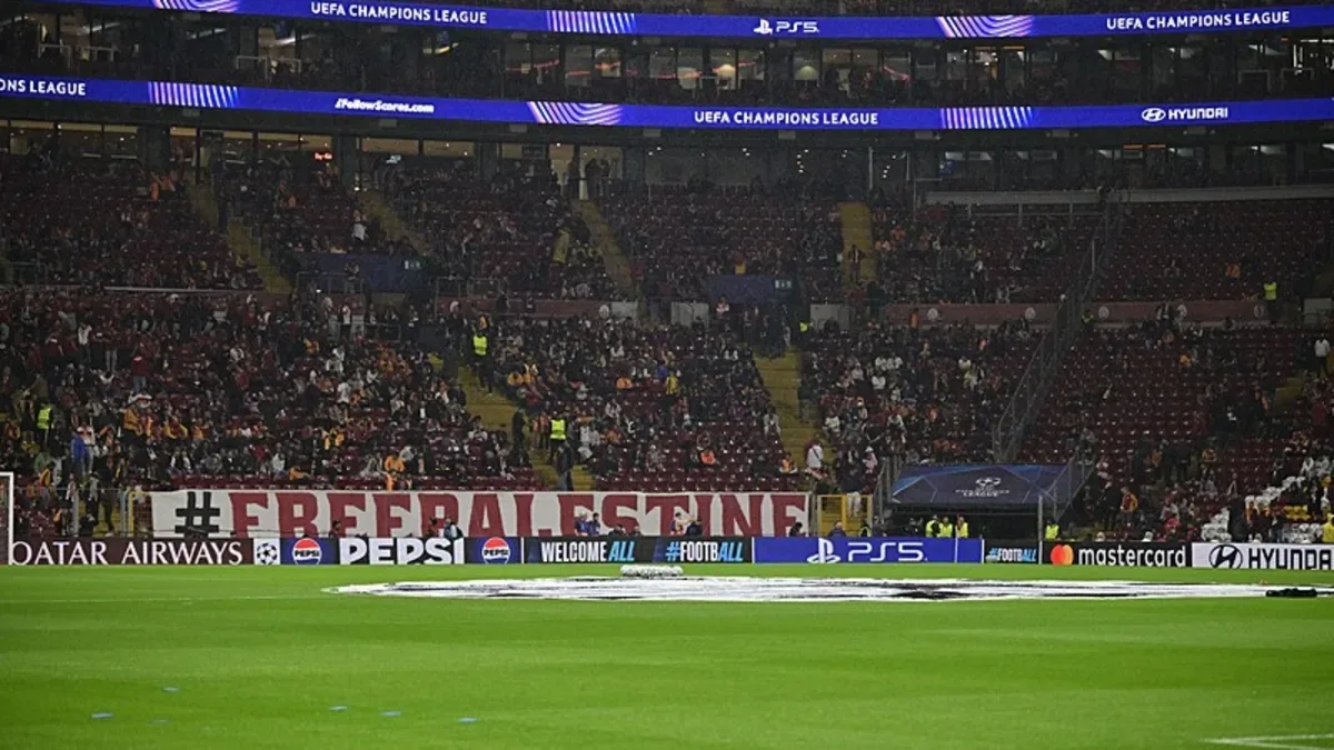 Galatasaray tribünlerinden Barcelona maçında Filistin’e destek