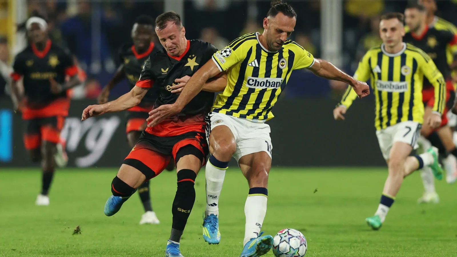 Fenerbahçe, üstünlüğünü koruyamadı: 90'da beraberliğe razı oldu