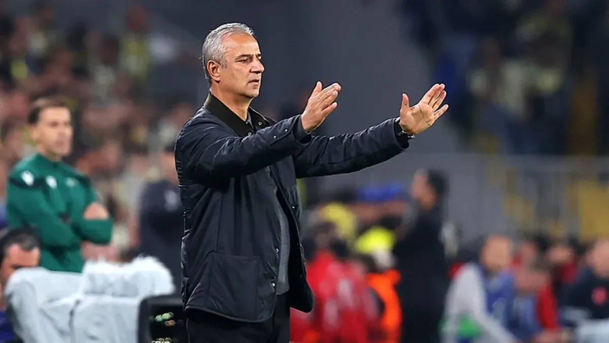 Fenerbahçe tribünlerinden Slavia Prag beraberliği sonrası İsmail Kartal'a istifa çağrısı