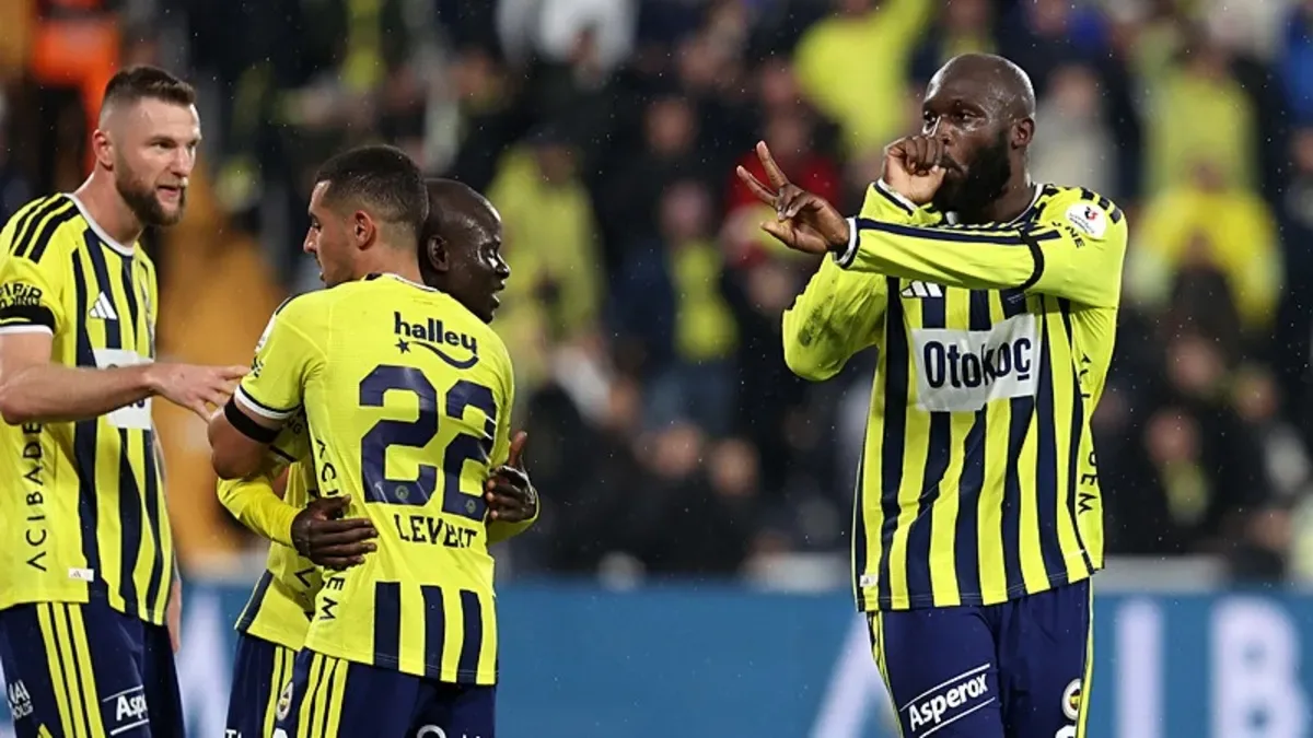 Fenerbahçe, Alanyaspor'u 3-0 mağlup ederek zirve takibini sürdürdü