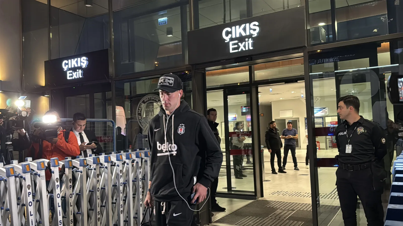 Beşiktaş kafilesi, Trabzonspor derbisi için şehre geldi