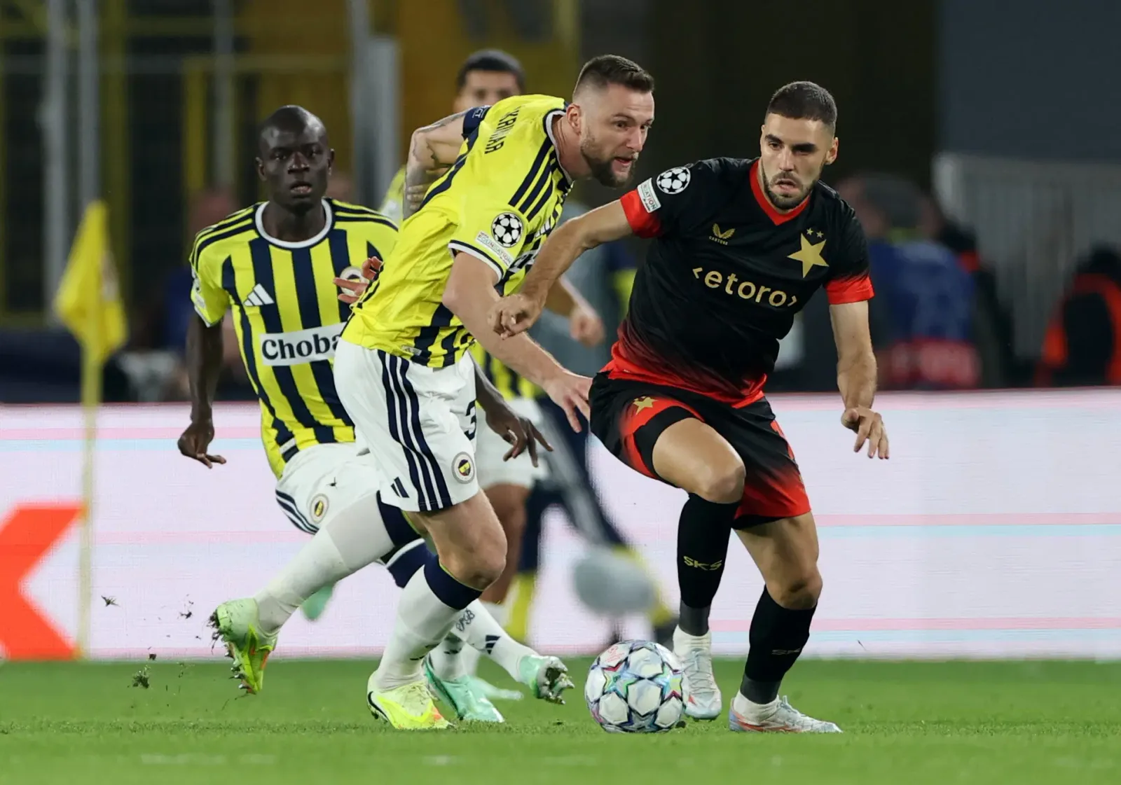 Fenerbahçe-Slavia Prag maçı öncesi taklit ürün operasyonu