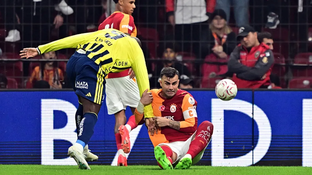 Galatasaray-Fenerbahçe derbisi ilk düdükle gerildi