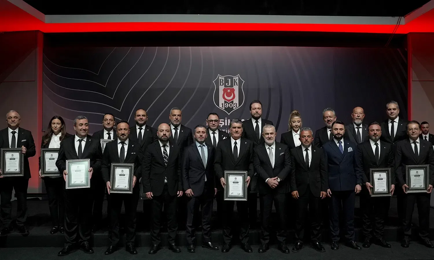Serdal Adalı, Beşiktaş başkanlığı mazbatasını aldı