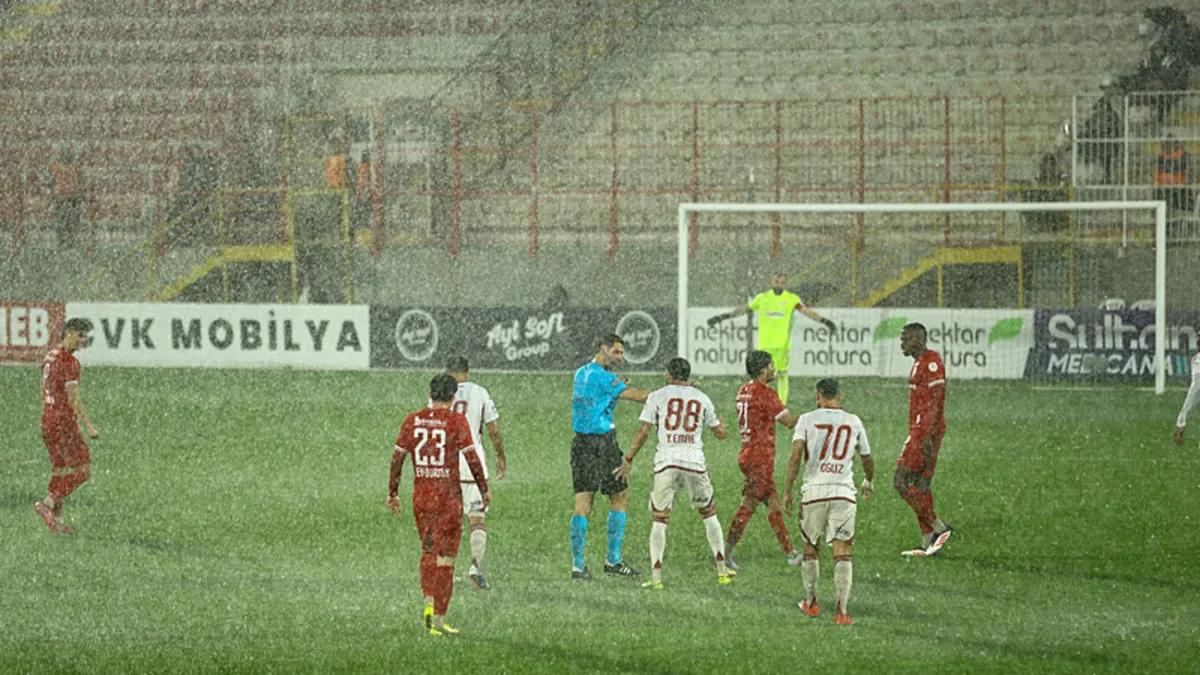 Ümraniyespor-Boluspor maçı yağmur nedeniyle ertelendi