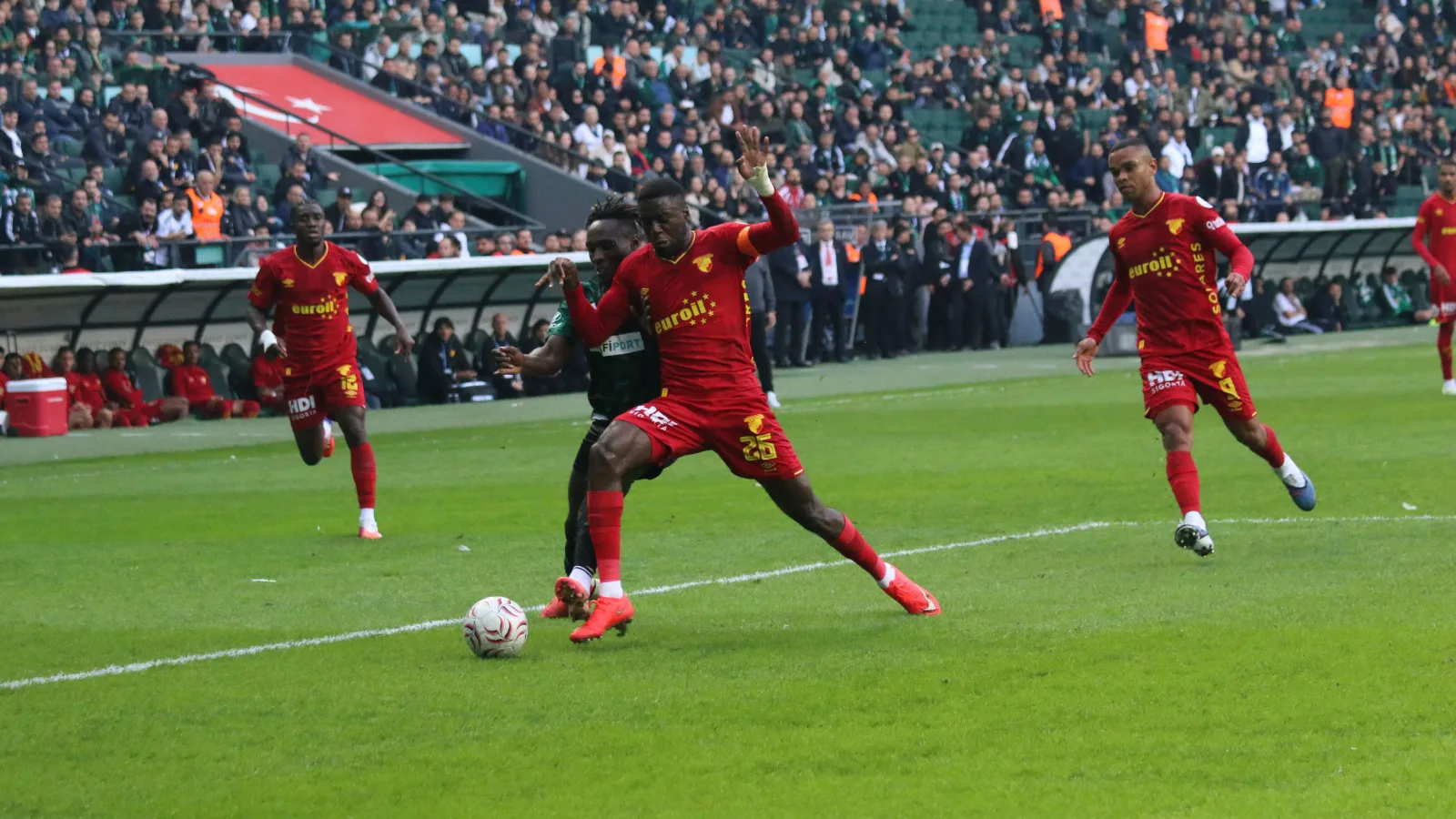 Göztepe, Kocaelispor'u 2-1 yenerek yenilmezlik serisini dört maça çıkardı