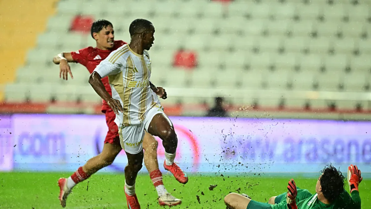 Kayserispor, Antalyaspor'u 4-0 yenerek liderliğini sürdürdü