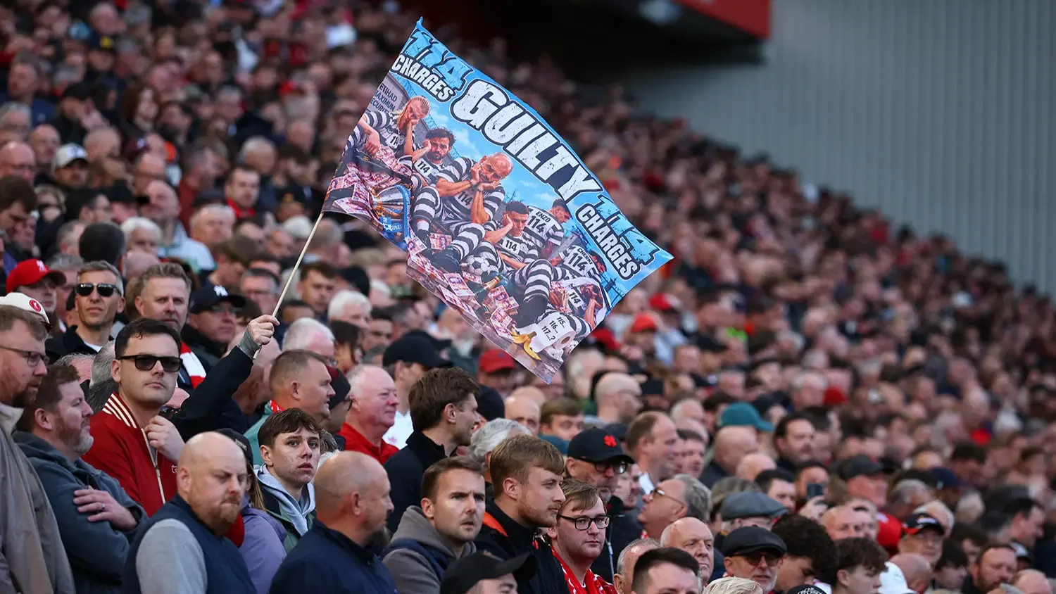 Manchester City hakkındaki Premier Lig soruşturması sonrası rakip taraftarlardan pankartlı protesto