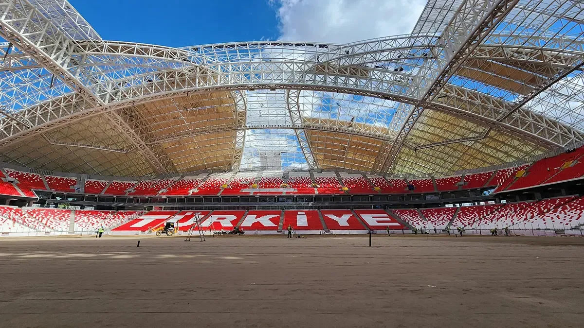 51 bin kişilik stadyumda çatı ve zemin çalışmaları sürüyor