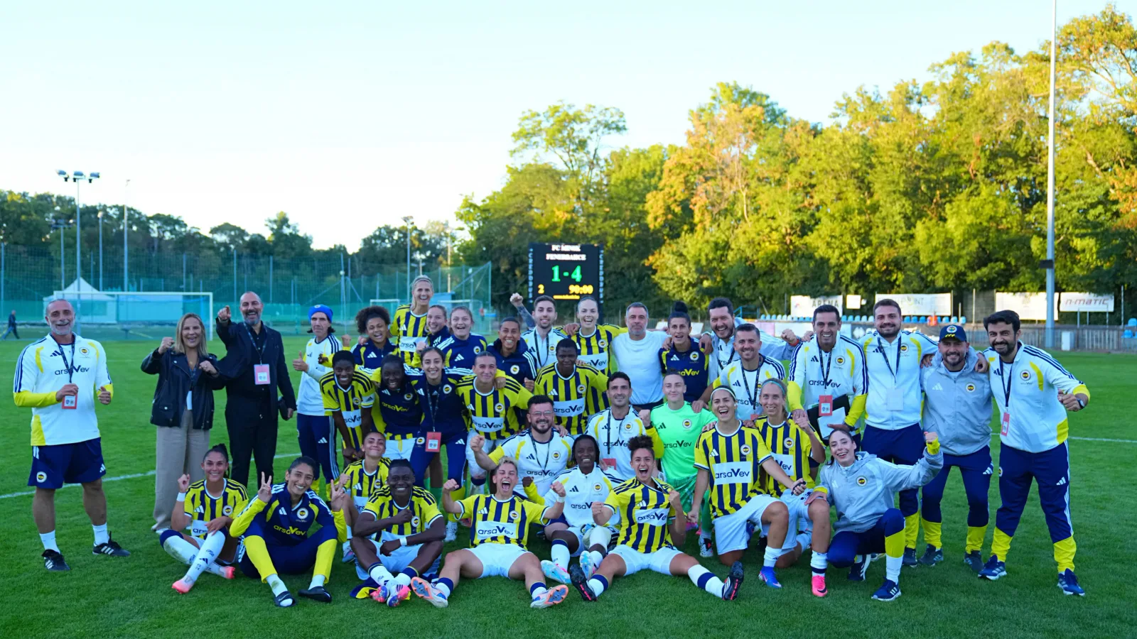 Fenerbahçe Kadın Futbol Takımı, Minsk'i 4-1 yenerek rövanş öncesi avantaj sağladı