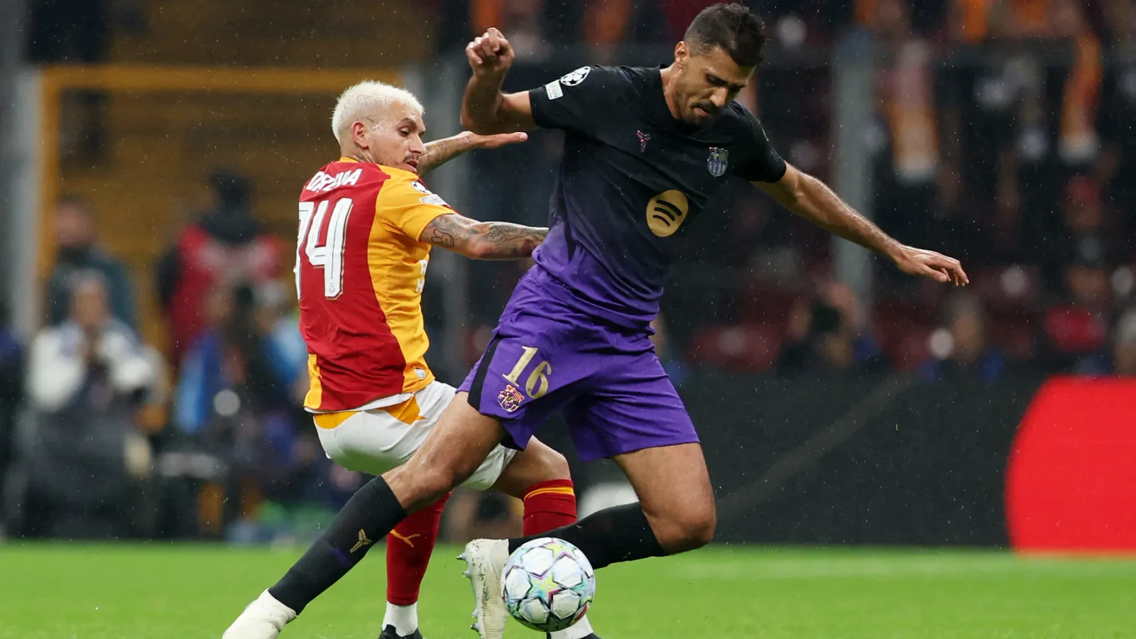 Galatasaray’da Lucas Torreira sakatlık nedeniyle oyundan çıktı
