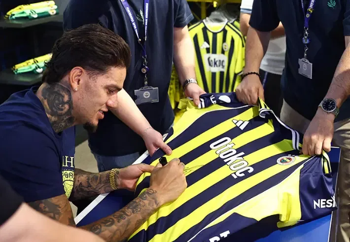Fenerbahçeli kaleci Ederson taraftarlarla buluştu